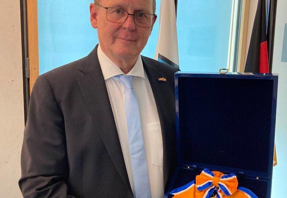 Bodo Ramelow hält den Orden des niederländischen Hofes „Ritter des Großkreuzes im Orden von Oranien-Nassau“